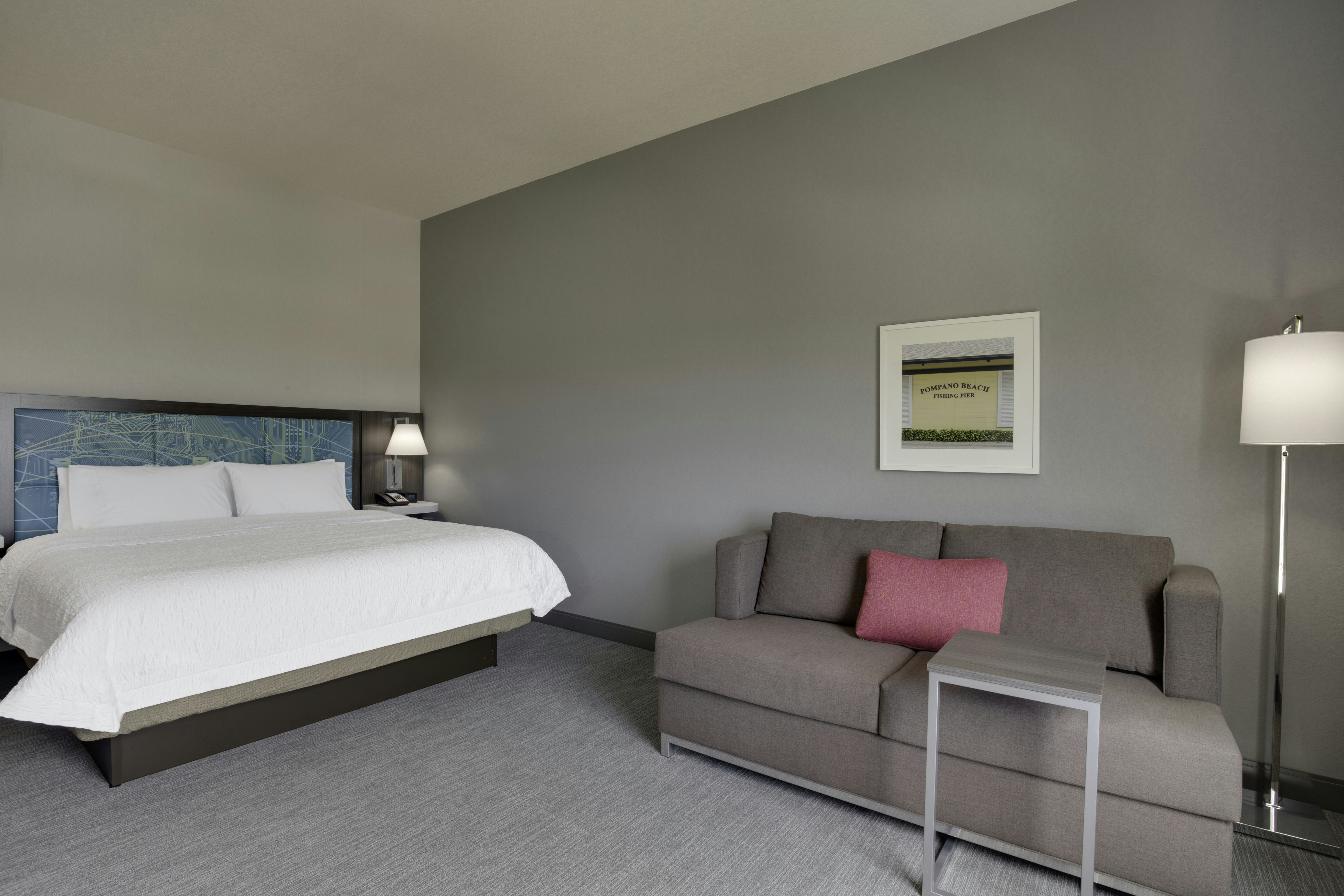 غرفة بسرير كينج مع أريكة، Hampton Inn Ft Lauderdale Pompano Beach 2/4
