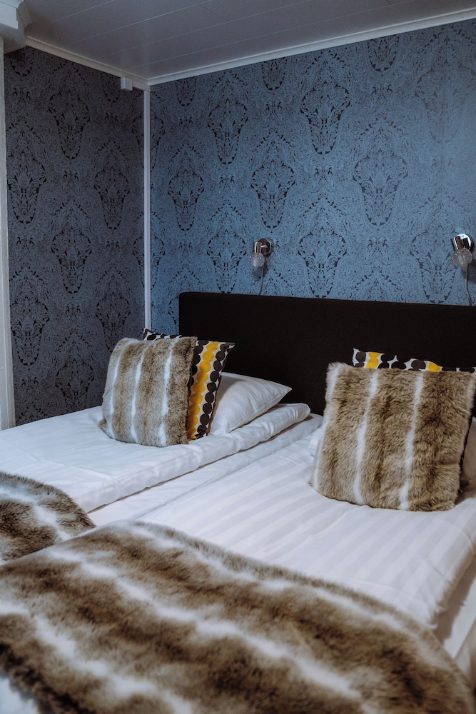 Golden Circle Suites 17/49