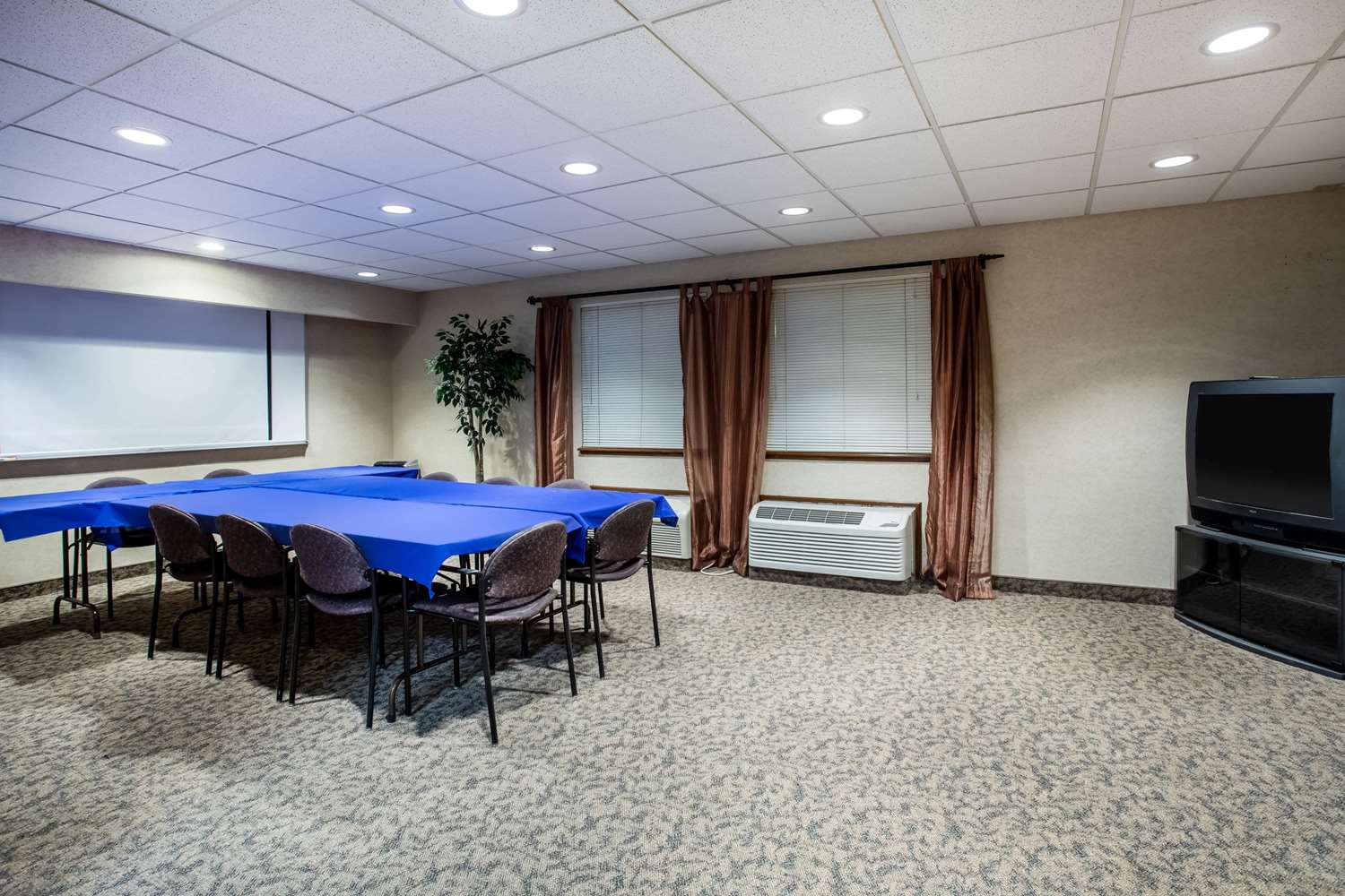 Travelodge by Wyndham Colorado Springs Airport/Peterson AFB 39/44