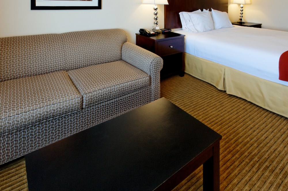 Holiday Inn Express Hotel Suites Cleburne 19/76