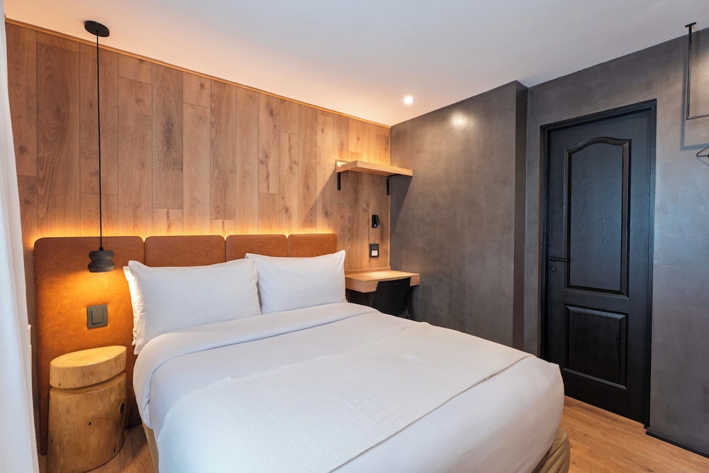 BASIC, SINGLE, DOUBLE BED, PRIVATE BATHROOM