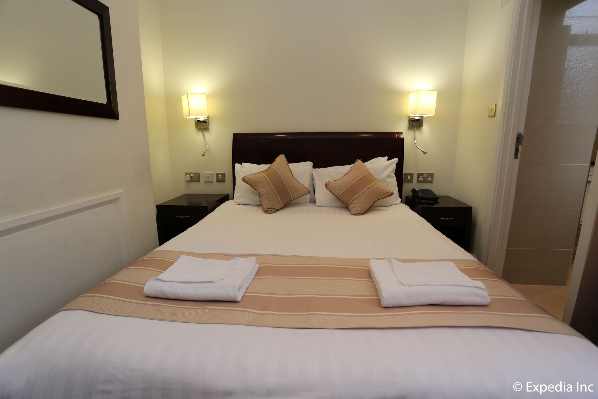ROOM, DOUBLE BED