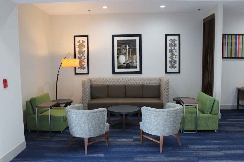 Holiday Inn Express Hotel and Suites Mansfield 41/52