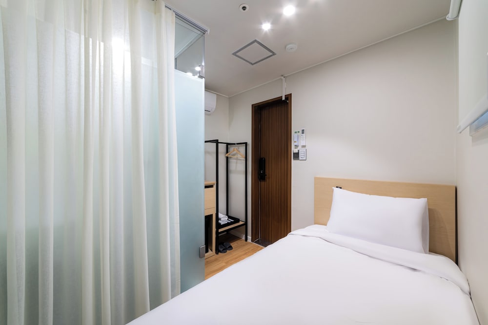 ROOM, SINGLE