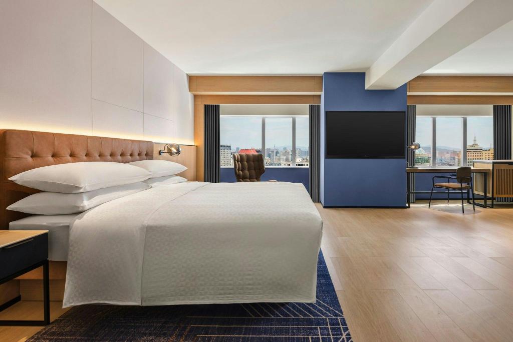 Delight, Guest Room, King Bed, City View
