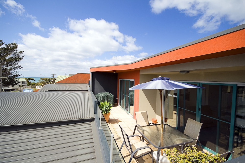 ANCHORAGE MOTEL AND VILLAS 42/45
