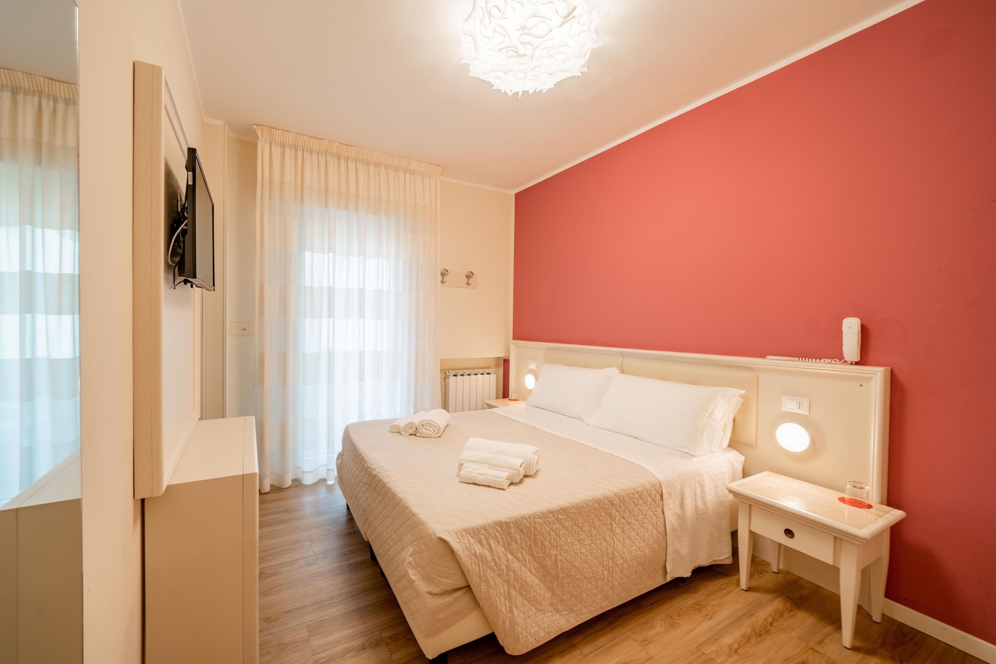 ROOM, QUEEN BED