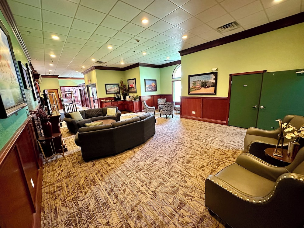 Mackinaw Beach & Bay Inn & Suites 36/51