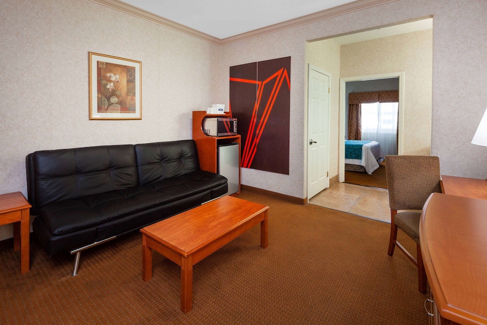 Howard Johnson by Wyndham Pico Rivera Hotel & Suites 17/26