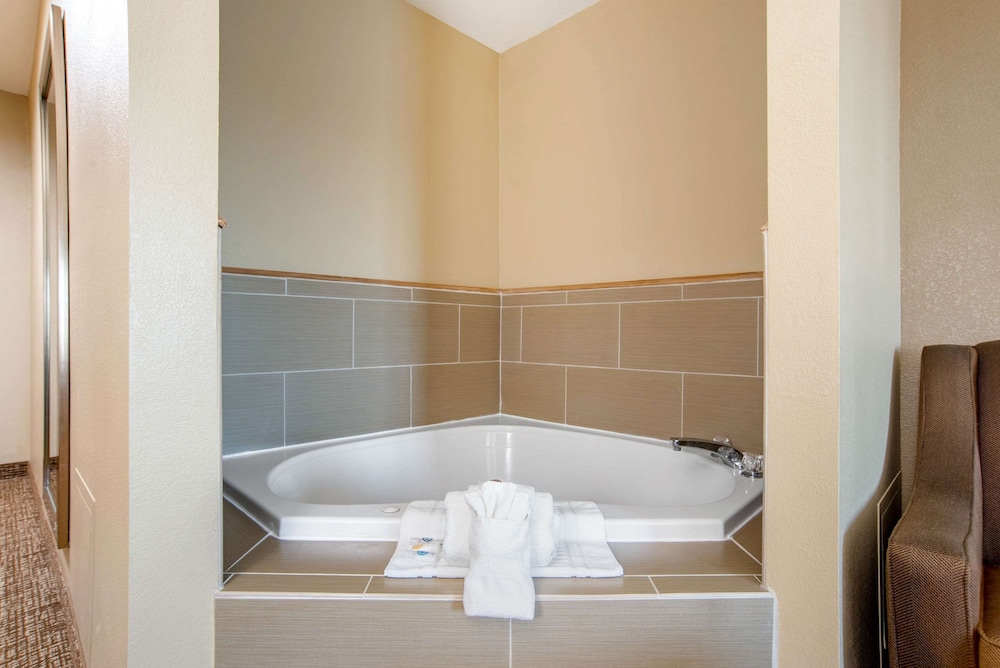 Comfort Suites Gulfport Central, MS 15/49