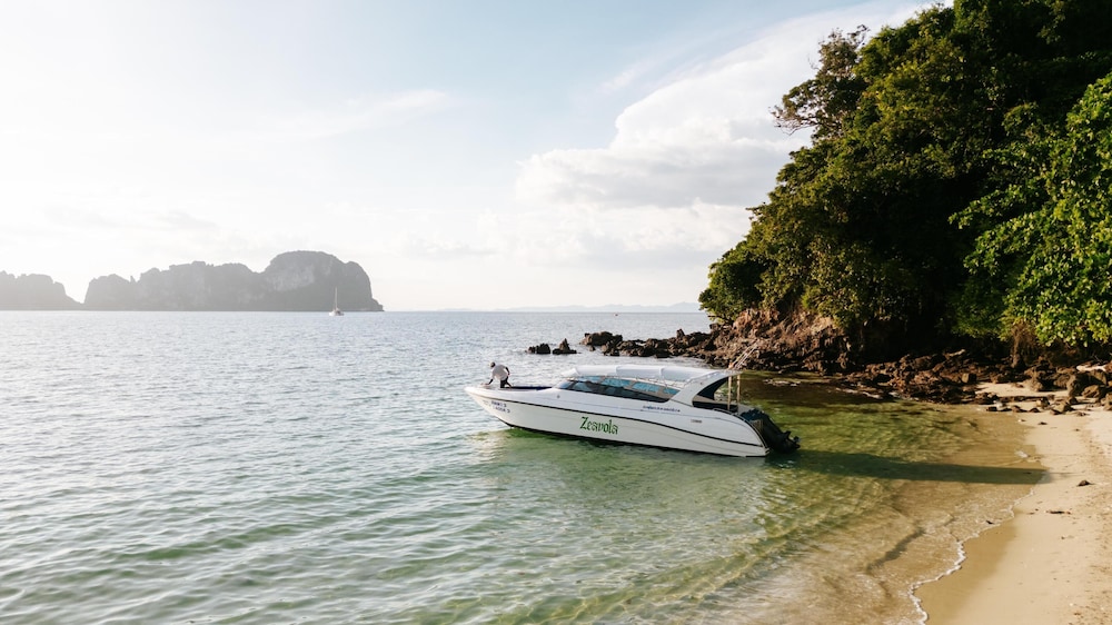 Outrigger Phi Phi Island Resort 98/100