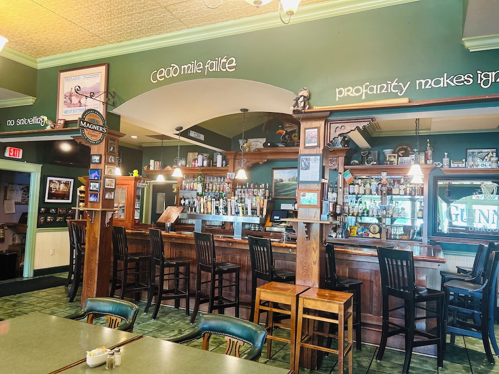 County Clare Irish Inn & Pub 18/26