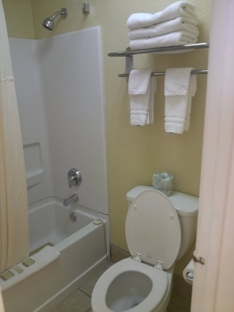 Room, 2 Queen Beds, Accessible, Super 8 By Wyndham Kerrville Tx 6/8
