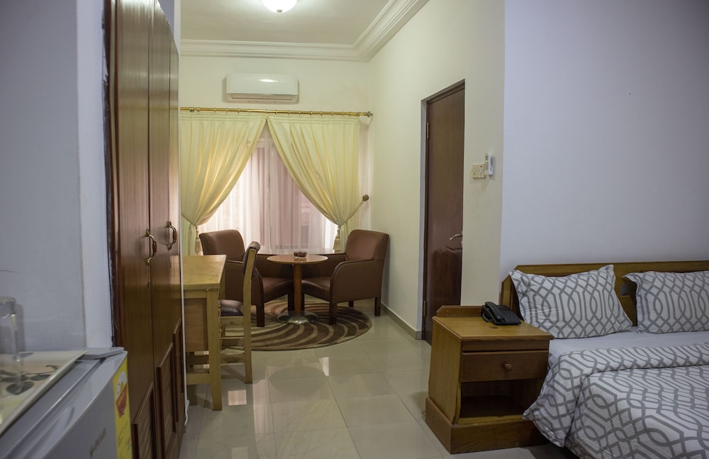 His Majestys Hotel 25/37