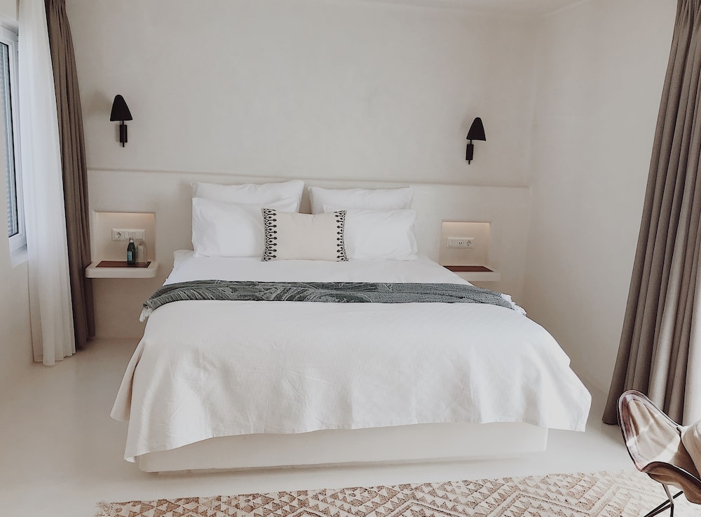 Pilos Suites 12/50