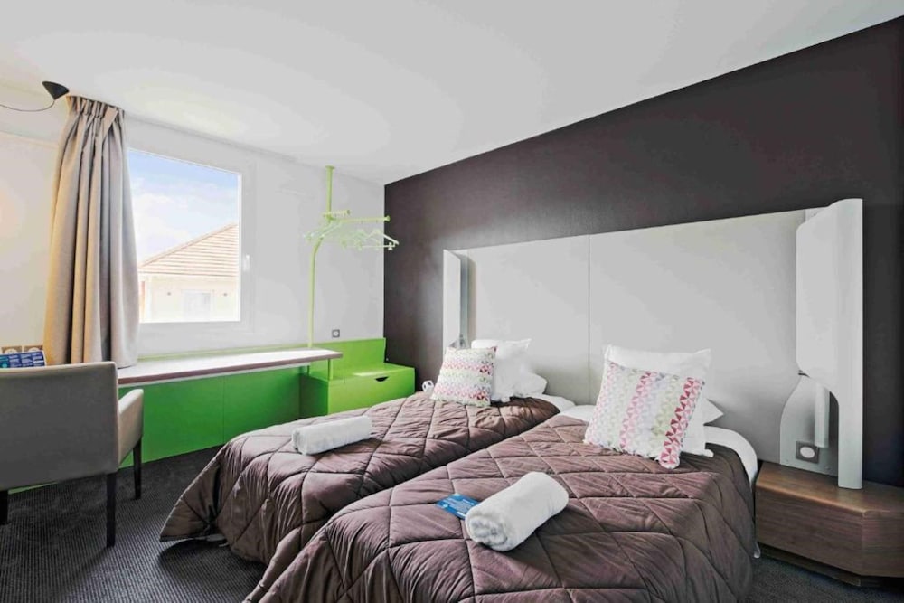 غرفة قياسية بثلاثة أسرّة، Hotel Restaurant Campanile Roissy Le Mesnil-Amelot 7/10