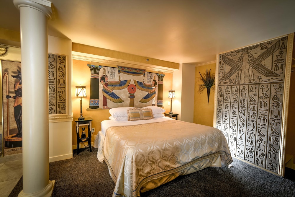 Court, King Bed