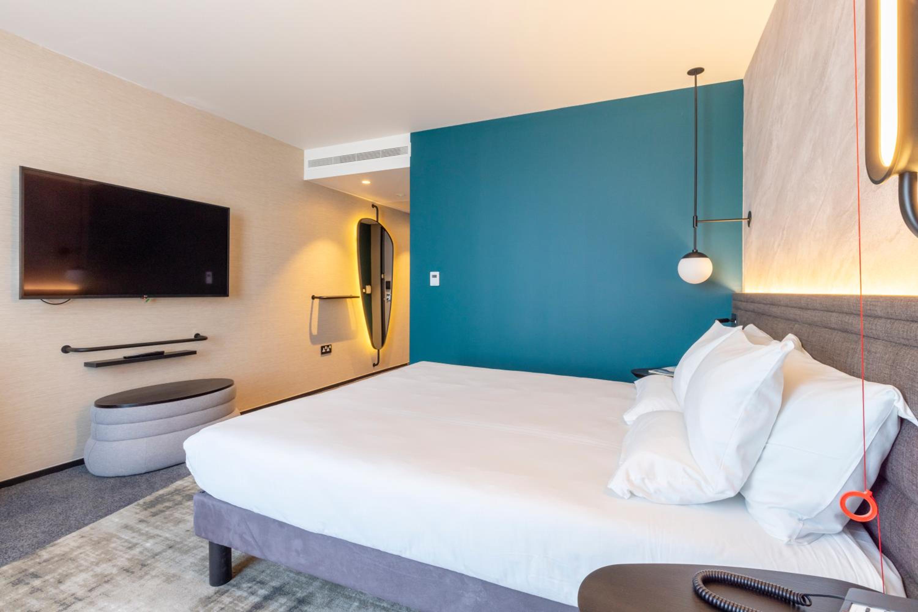ROOM, KING BED, ACCESSIBLE