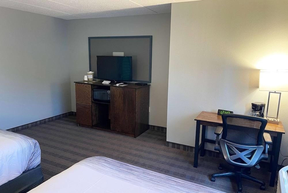 AmericInn by Wyndham Ladysmith 10/25
