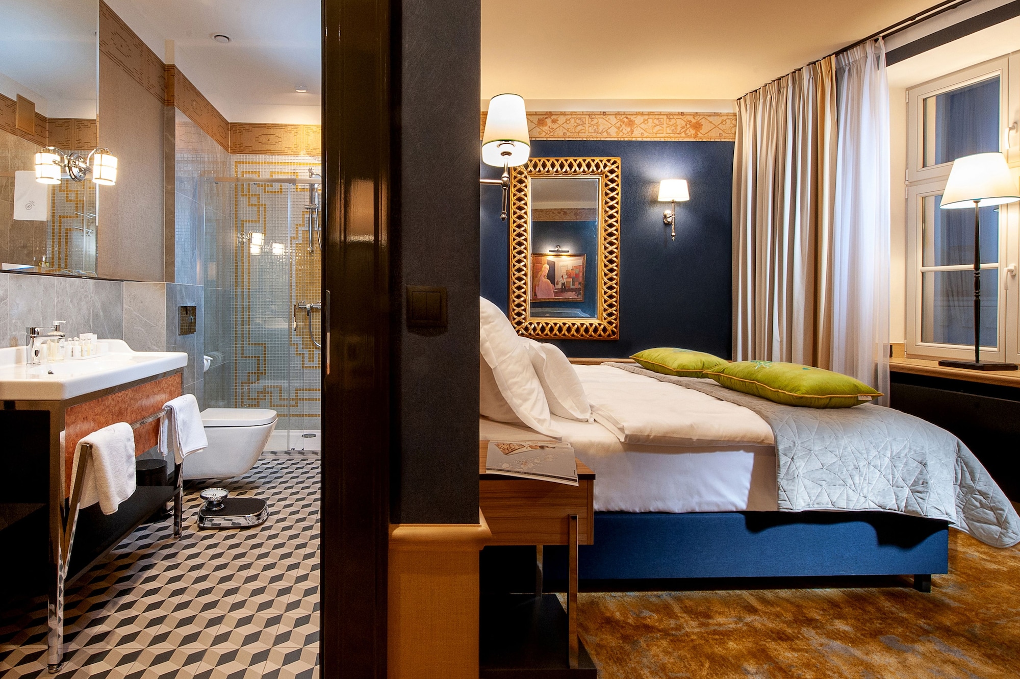 DELUXE, DOUBLE OR TWIN BED
