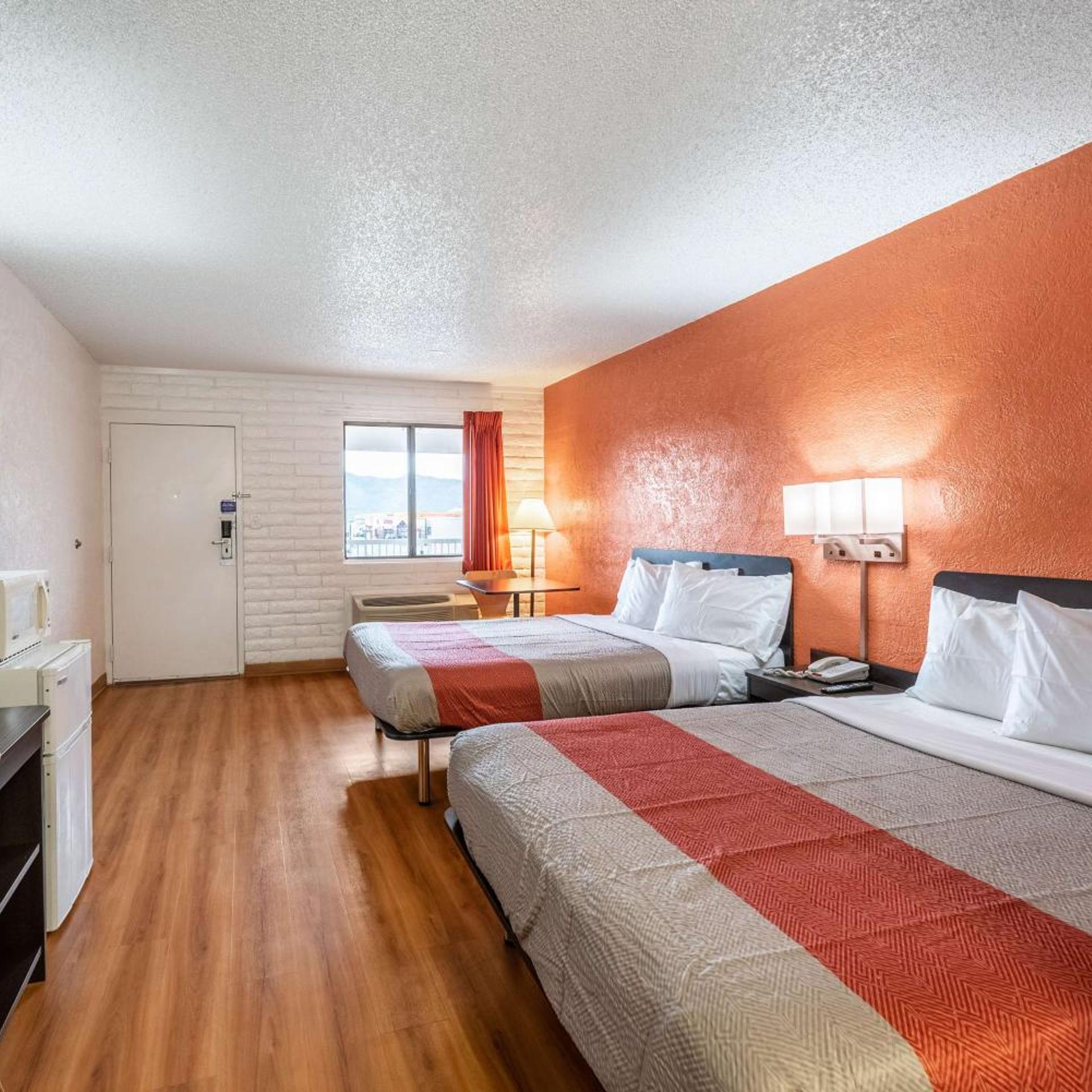 2 Queen Beds - Mob Acc RI Shwr Nsmk Micfridg