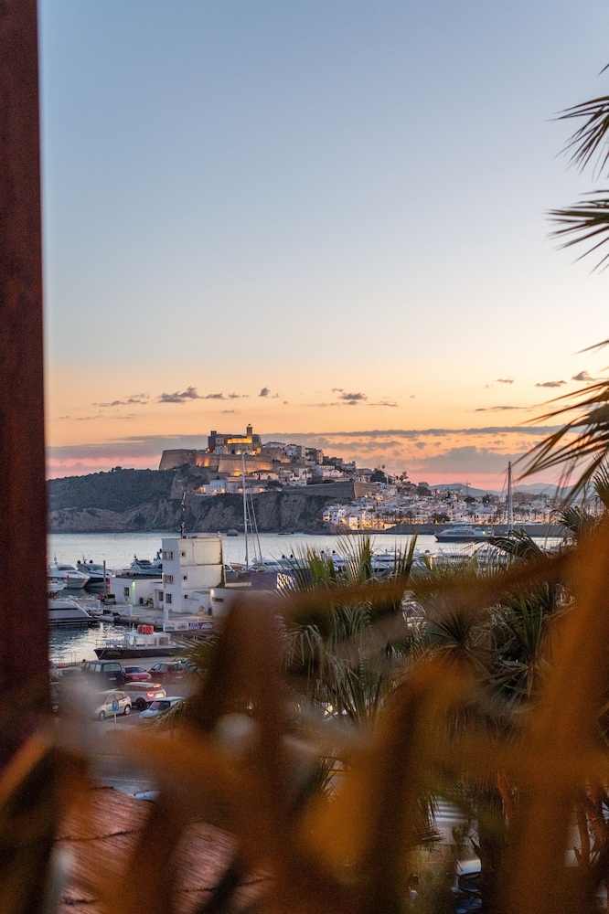 Mikasa Ibiza Boutique Hotel 52/56