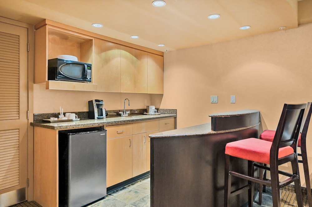 iHOTEL & Conference Centre Red Deer 51/57