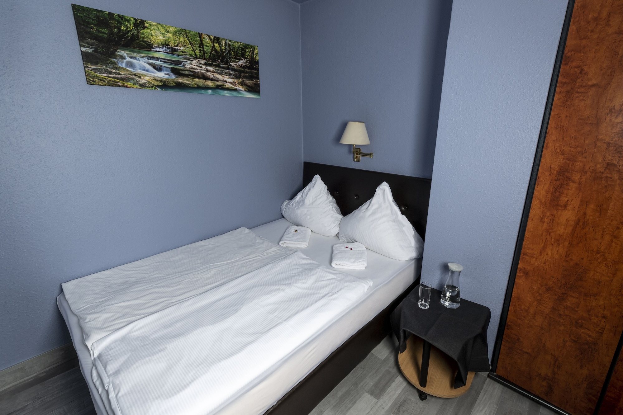 ROOM, SINGLE