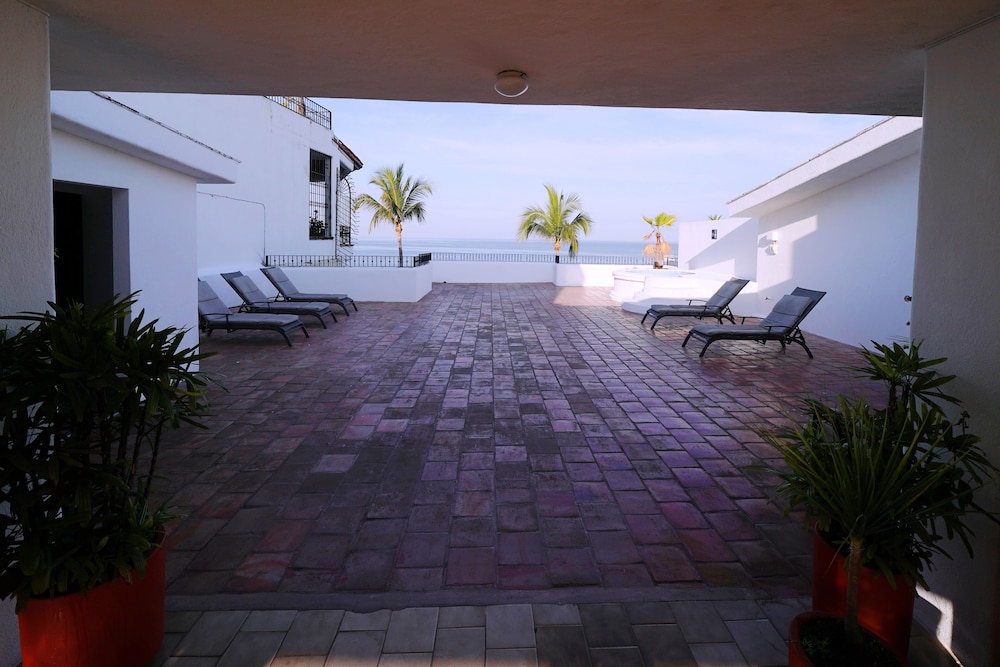 Emperador Vallarta Beachfront Hotel and Suites 59/74