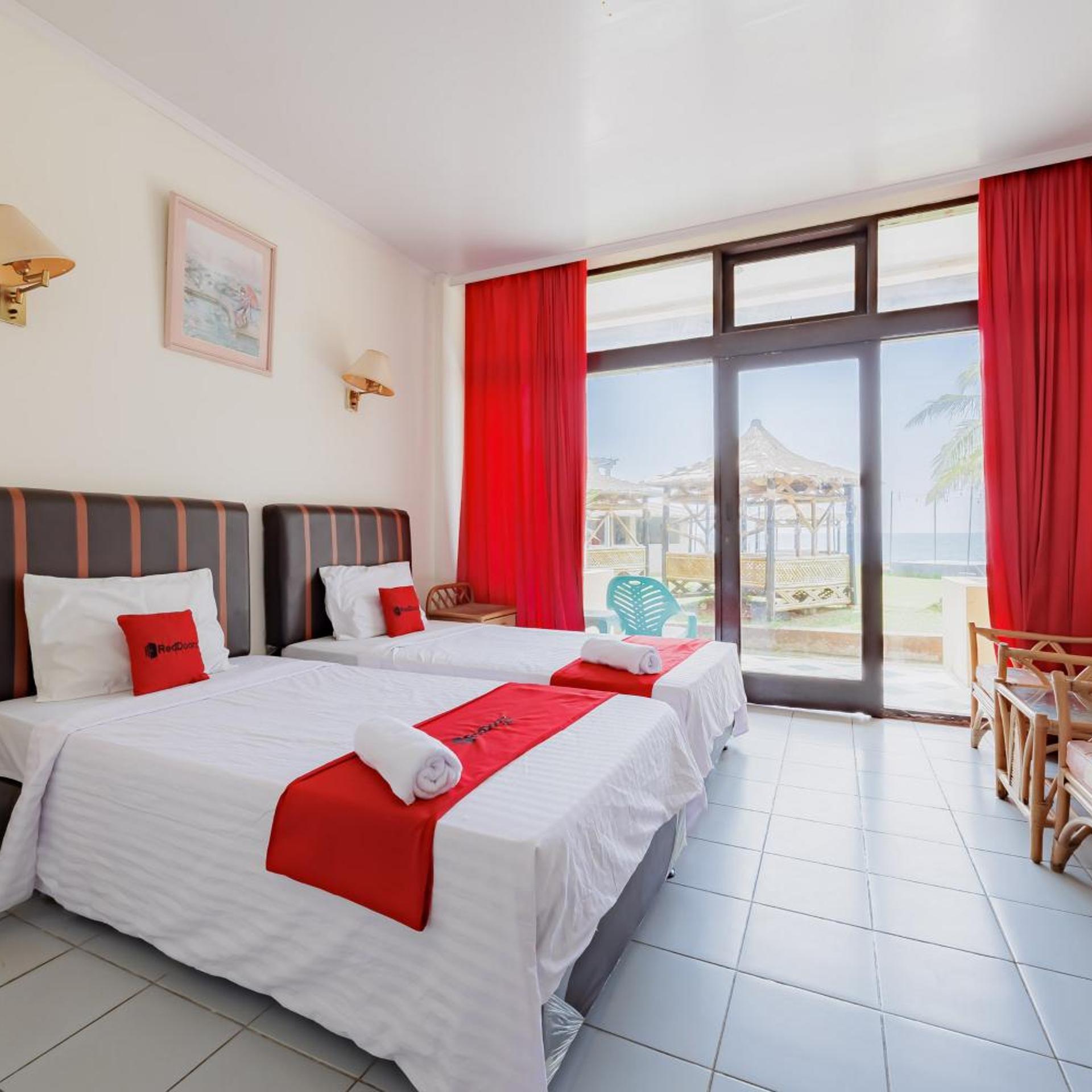 RedDoorz Plus near Tugu Mercusuar Anyer 20/50
