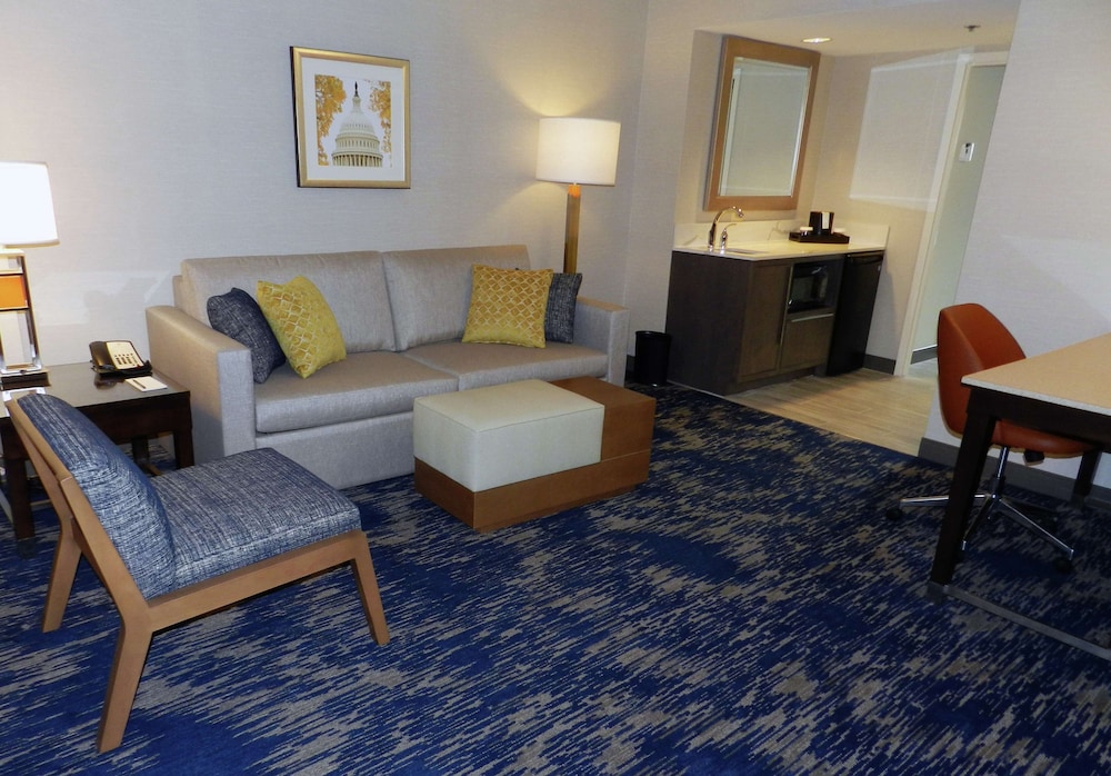 Embassy Suites Alexandria Old Town 24/51