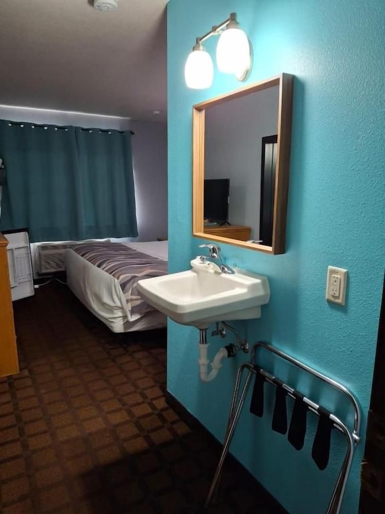 McGoverns Hotel and Suites 21/45