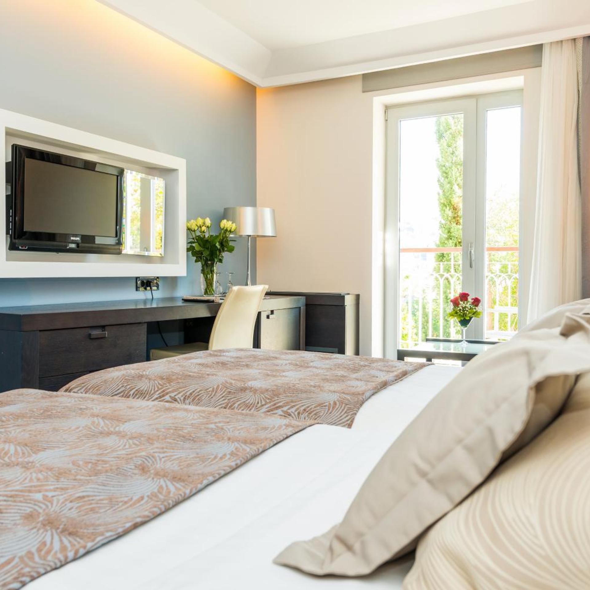 Classic, Double or Twin Bed, Side Sea View, Balcony