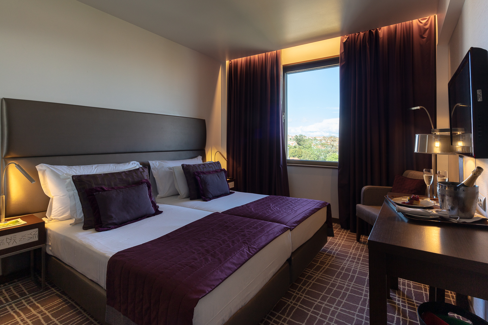 ROOM, TWIN BEDS