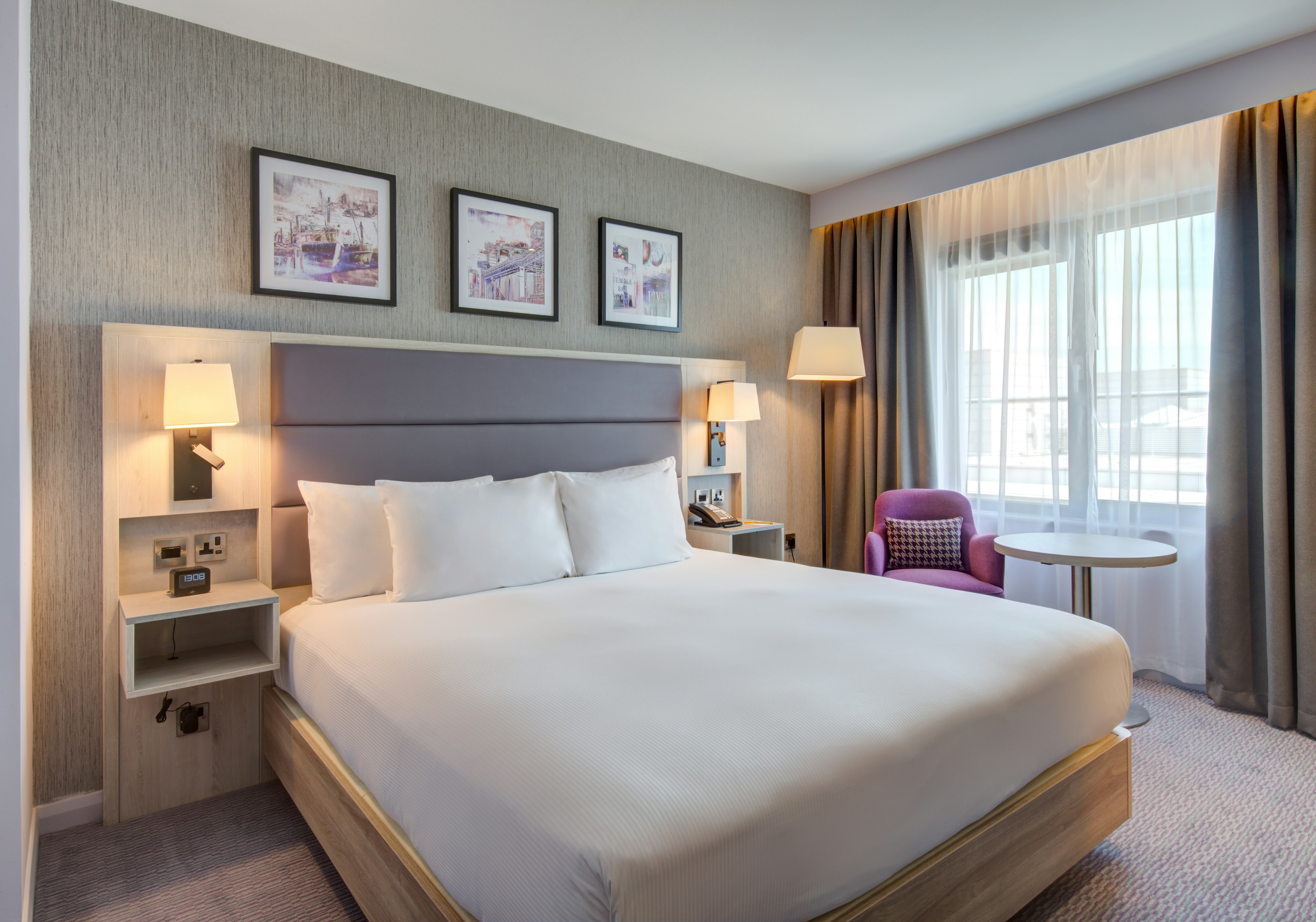 DELUXE, KING BED