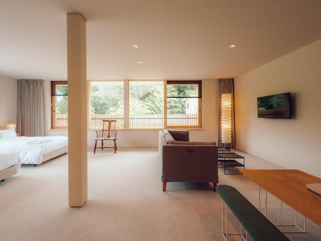 Adjoining, Twin Beds, No Building Services