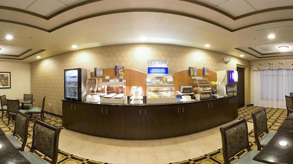 Holiday Inn Express Hotel Suites Newport South 66/79