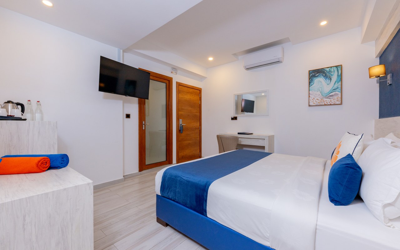 Standard Room (No Window and Balcony)-Transfer Included، Kaani Palm Beach 2/6
