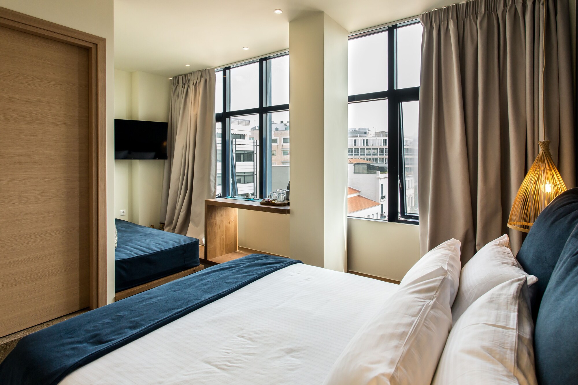 Senior, Suite, 1 Queen and 1 Single Bed, Metropolis View