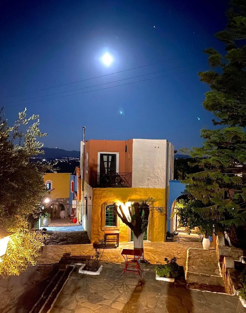 Arolithos Traditional Cretan Village in MALEVIZI
