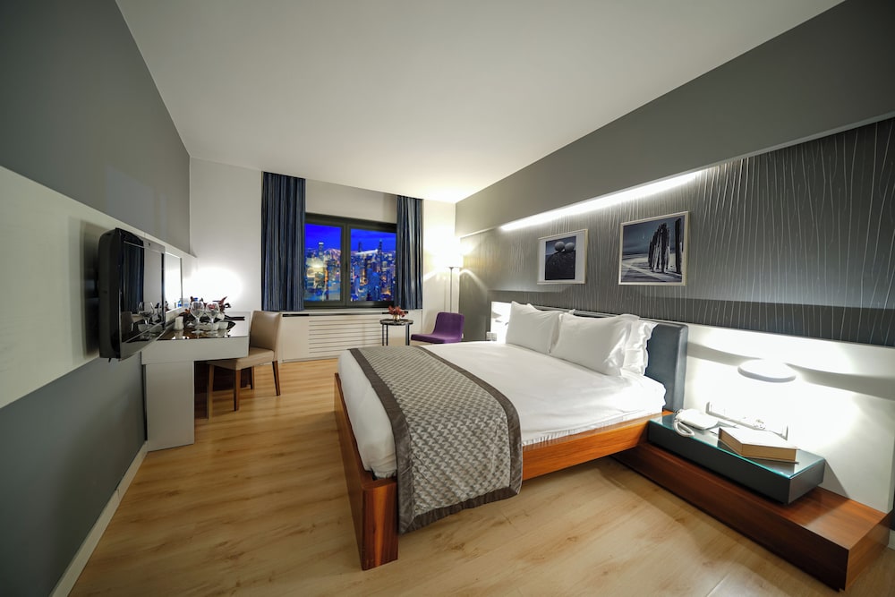 SUPERIOR, DOUBLE OR TWIN BED