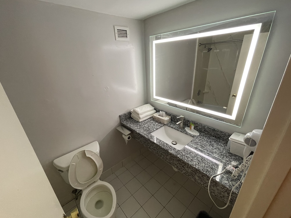 Mystic River Hotel & Suites 49/50