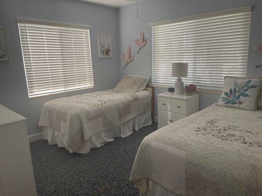 2 Bedrooms, Villa, Queen and Twin Beds, Partial Ocean View, Courtyard Area