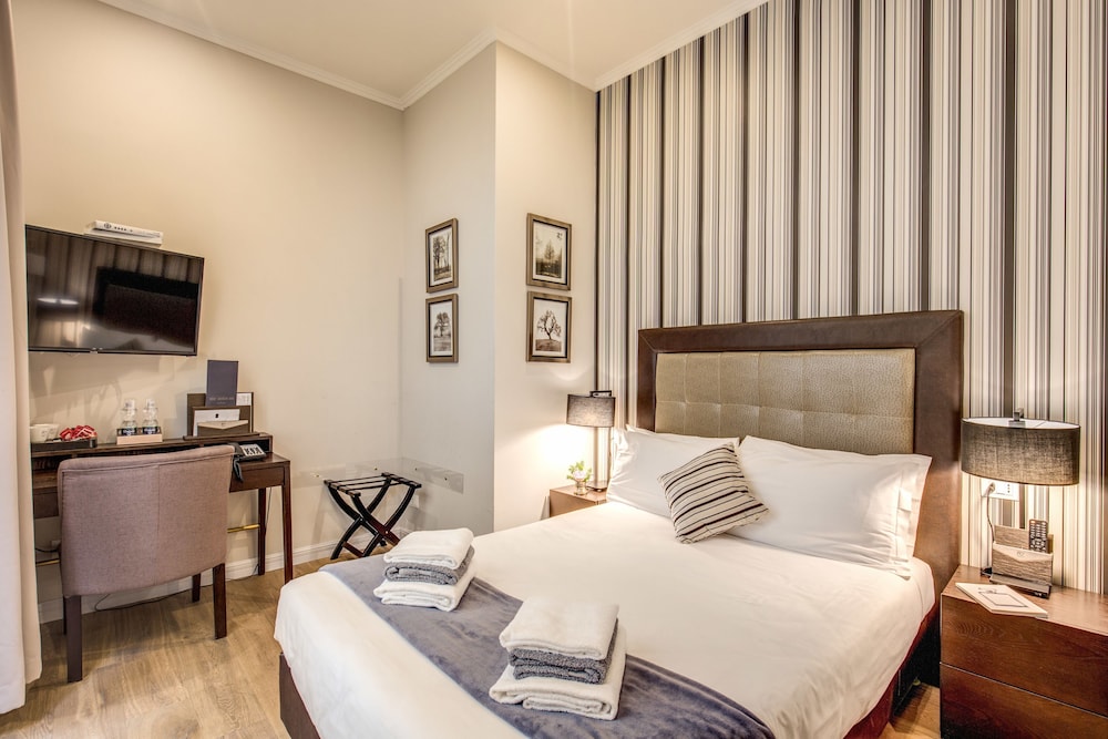 Hotel 87 Eighty-seven 25/72