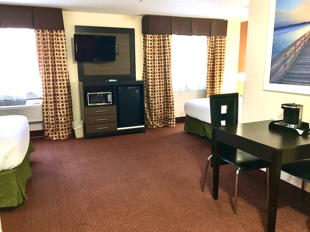 Days Inn Suites By Wyndham Traverse City 33/50