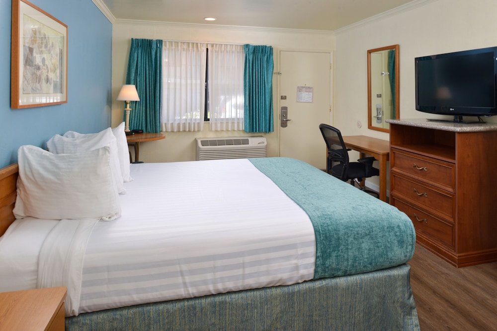 Edgewater Inn And Suites 30/76