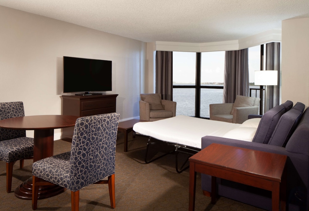 Compass Hotel Nassau Bay 14/65
