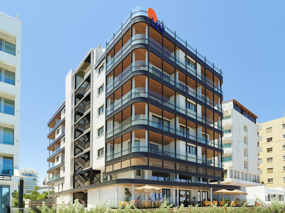 LIV Mackenzie Beach Suites 4/55
