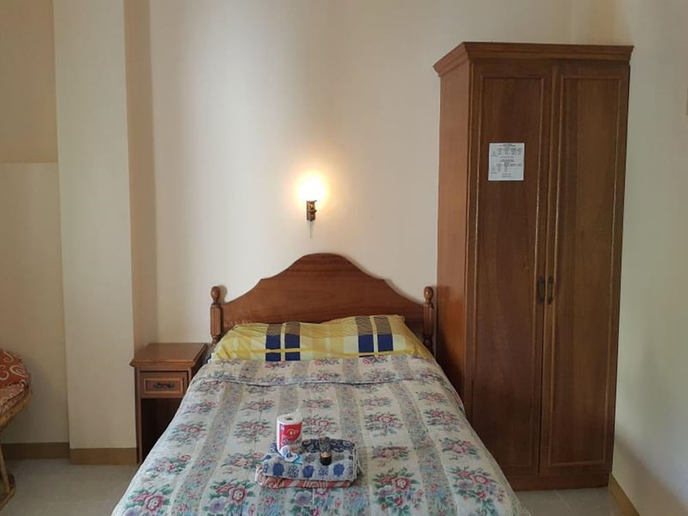 STANDARD, QUEEN BED