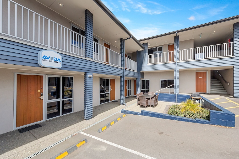 Aveda Motor Lodge 4/29